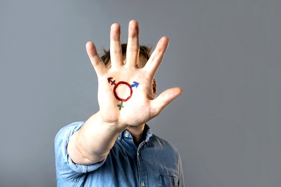 Pessoa trans pode alterar registro civil sem que lhe exijam cirurgia ou laudo médico