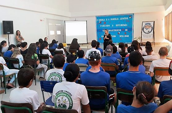 Em ação preventiva, juíza palestra sobre efeitos da violência para jovens estudantes