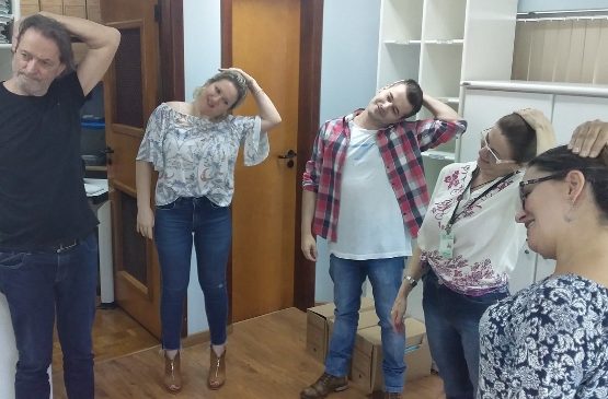 Ginástica laboral em Chapecó previne doenças e contribui para bem-estar de servidores