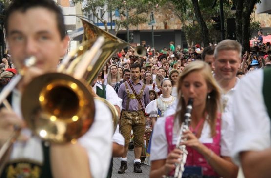 Hotel interditado que abrigou 160 hóspedes na Oktoberfest pagará dano moral coletivo