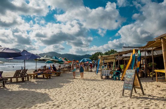 Jovem chamada de “chinelona” em rede social será indenizada por dono de bar na Brava