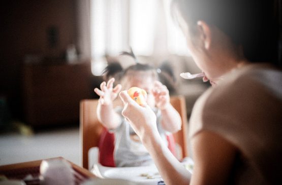 Servidora em licença-maternidade não pode sofrer com decréscimos remuneratórios