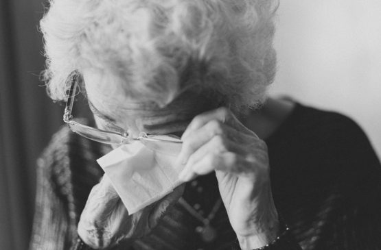 Idosa de 77 anos consegue cessar empréstimo contraído por jovem namorado em seu nome
