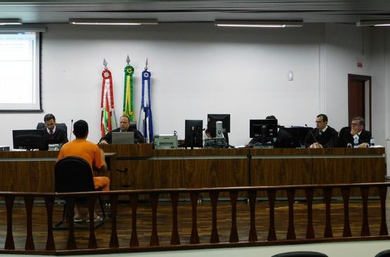 Réu condenado por participar da morte de viúva de líder de facção rival em Joinville