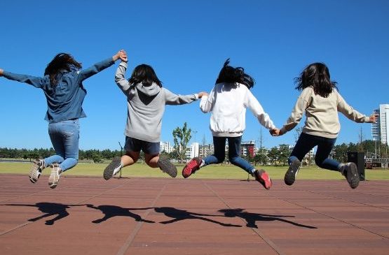 Vizinha de escola será indenizada por sofrer com escarcéu, fuzuê e quizumba de alunos