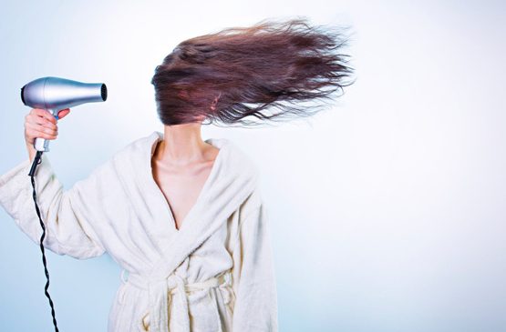 Cabeleireiro humilhado após ataque homofóbico em gincana de colégio será indenizado