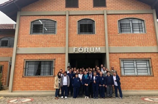 Comarca de Trombudo Central, no Alto Vale do Itajaí, recebe visita de alunos da APAE