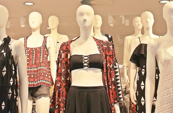 Dano moral para jovem forçada a cobrir top com blazer para entrar em banco no verão