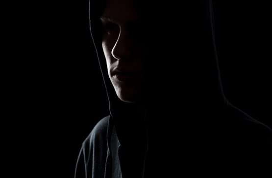 Homem que agiu como “stalker” ao perseguir mulher na Capital terá de indenizá-la