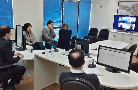 Tudo pronto para iniciar audiências com presos por videoconferência em Chapecó