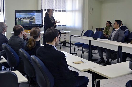 Juíza compartilha experiência em mediação na Europa durante Roda de Conversas no Vale